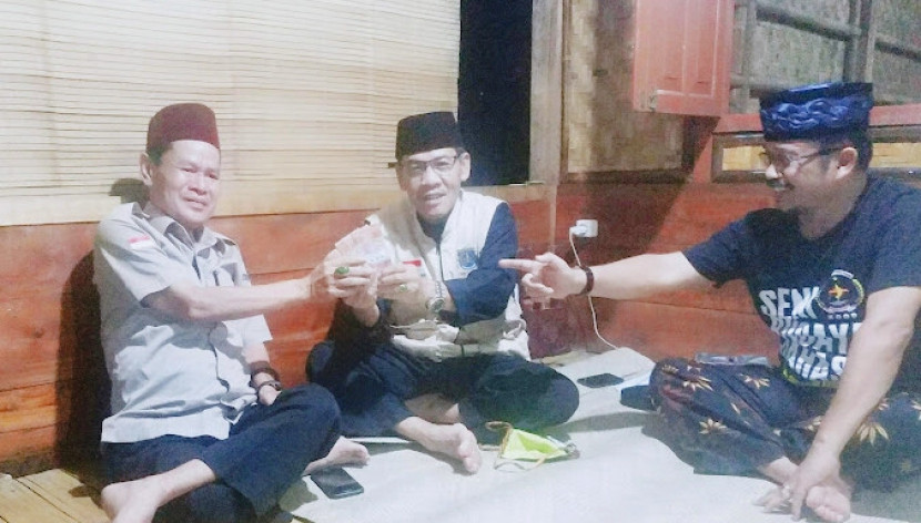 Ketua Koperasi Merah Putih (KMP) Kelurahan Tanah Baru, Haji Naiman (tengah). Sumber: Amiruddin