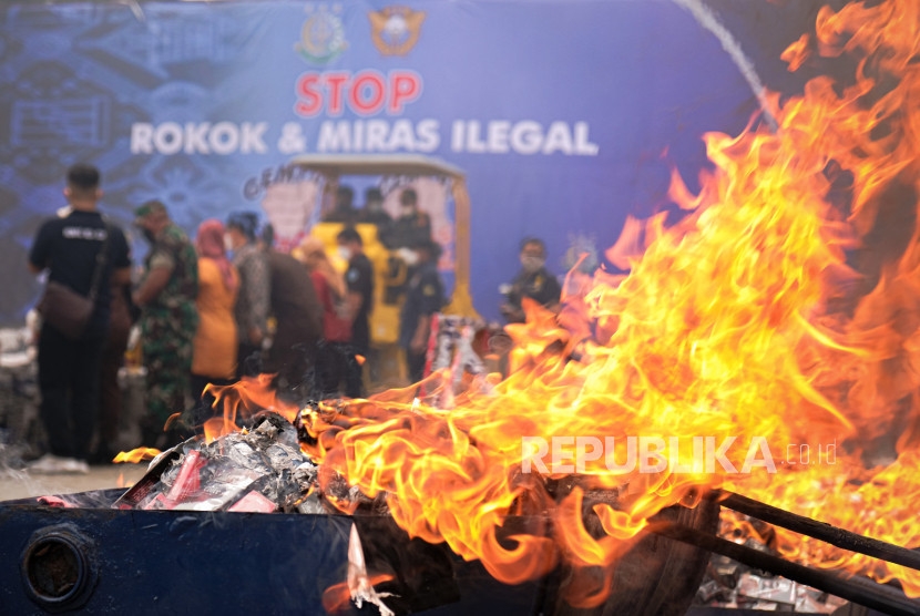 Bea Cukai Sidoarjo bersama Satpol PP Surabaya musnahkan 11,1 juta batang rokok ilegal hasil penindakan periode Januari s.d. Februari 2025. (Dok Bea Cukai)