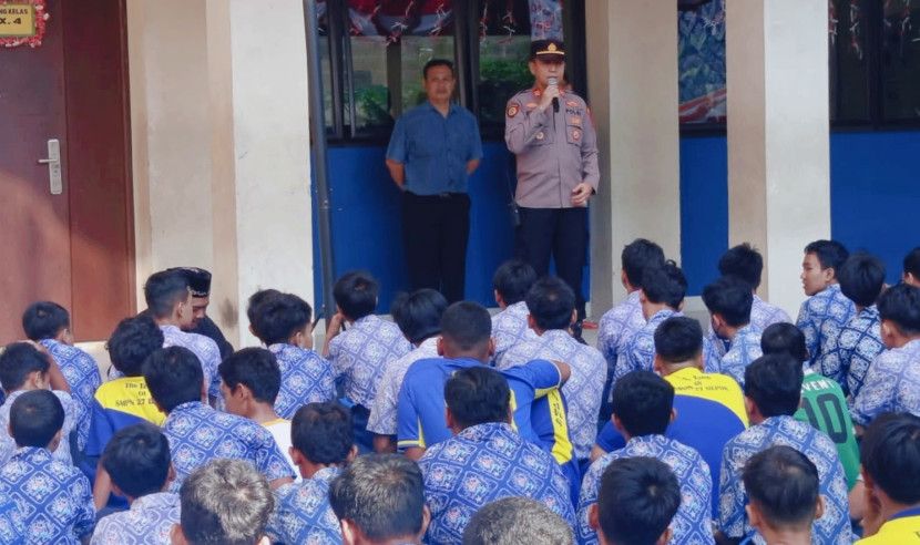 Kapolres Depok, Kombes (Pol) Abdul Waras, mengimbau ratusan pelajar agar tidak terlibat dalam aksi unjuk rasa. (Foto: Dok Polres Metro Depok)