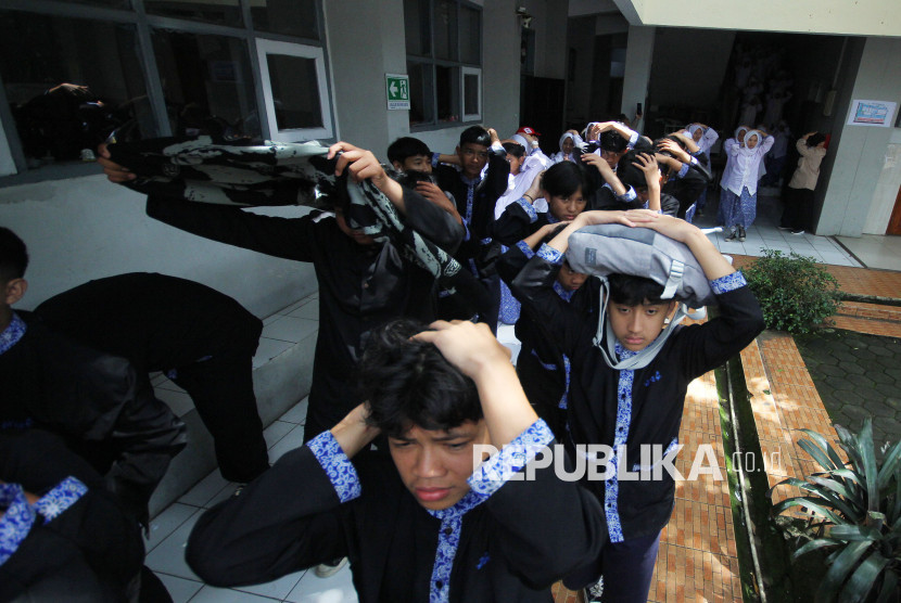 Para pelajar mengikuti Sosialisasi dan Simulasi Tanggap Bencana yang digelar Pemkot Bandung, di SMPN 1 Kota Bandung, Kamis (28/5/2025). Foto: Edi Yusuf
