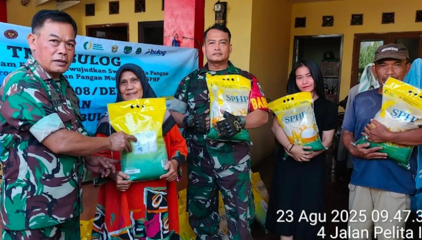 Jajaran Koramil Depok gelar GPM, menjual beras Stabilisasi Pasokan dan Harga Pangan (SPHP) kepada masyarakat. (Foto: Dok Diskominfo Kota Depok)
