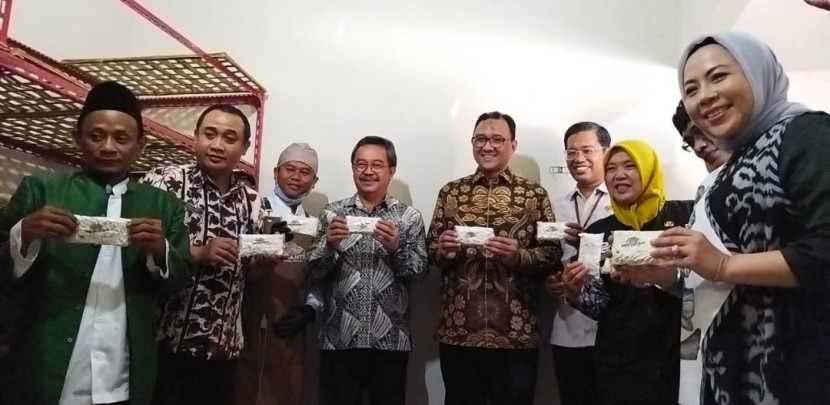 Jajaran PT PDC bersama pimpinan pesantren dan Kabag Kesra Pemkab Indramayu memperlihatkan tempe hasil olahan santri. (Foto: Dok Eko Widiantoro)
