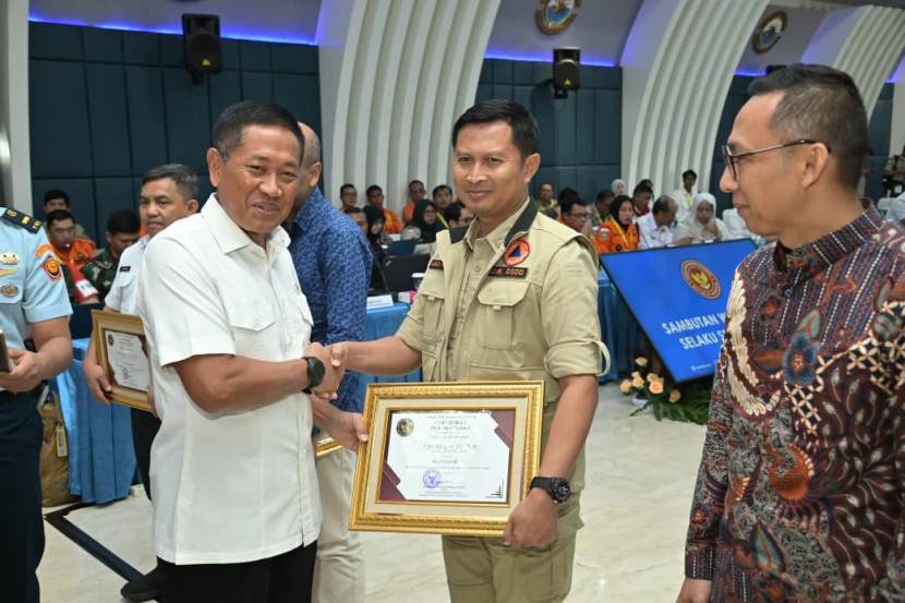 Wamenhan sekaligus Sekretaris DPN Donny Ermawan Taufanto menyerahkan penghargaan kepada pemateri. Sumber: Kemenhan