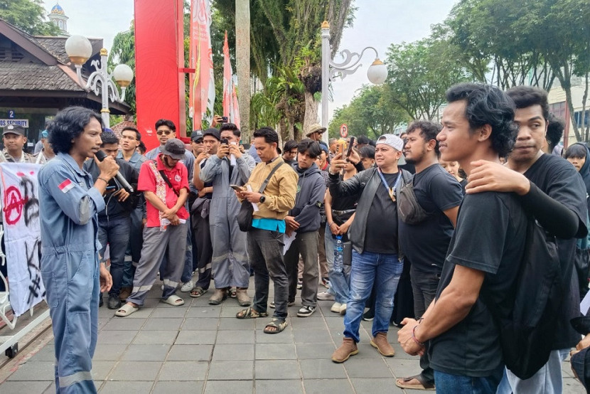 Massa BAKWAN berorasi pada aksi 25 Agustus silam. (SekitarKaltim.ID)