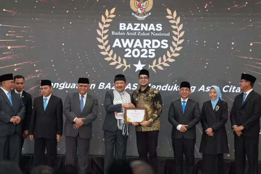 Penganugerahan Baznas Award 2025 kepada Wali Kota Sukabumi yang diwakili Wakil Wali Kota Sukabumi Bobby Maulana, Kamis (28/8/2025).dokpim pemkot sukabumi