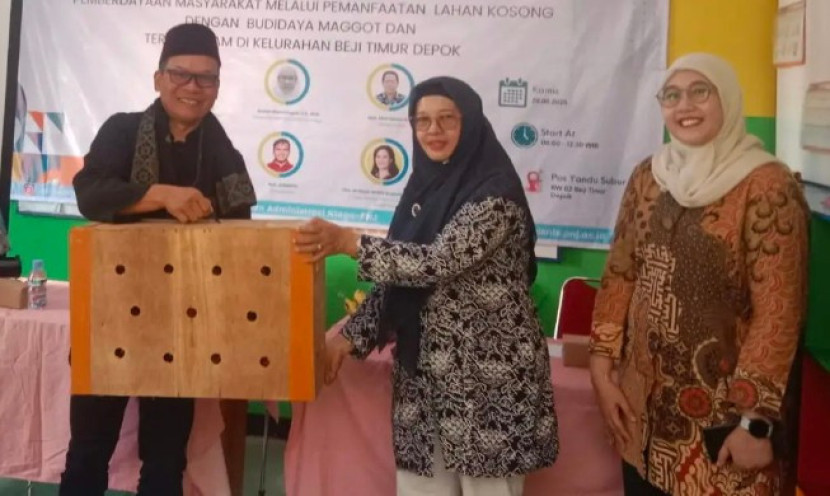 Penyerahan bibit ayam secara simbolis dari pihak PNJ kepada Lurah Beji Timur Sobarudin, di Posyandu Subur, Kamis (28/08/2025). (Foto: Dok Diskominfo Kota Depok)