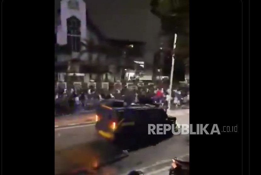 Rantis Brimob melindas demonstran. (Tangkapan Layar)