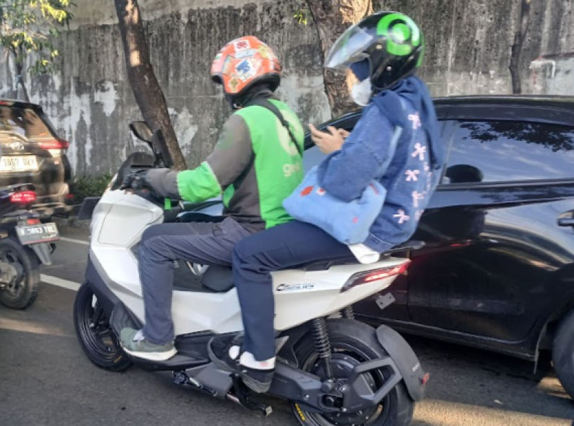 Ojol sedang mengangkut penumpang menggunakan MAKA Cavalry. dok MAKA