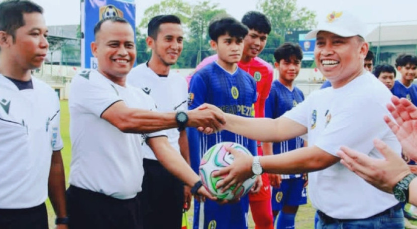 Walikota Depok, Supian Suri (kanan) menyerahkan bola kepada wasit sekaligus menandai dimulainya turnamen Liga 4 Askot PSSI Depok. Foto (Dok.PSSI Depok)