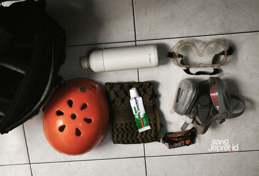 Helm, kacamata goggle, masker standar industrial, odol, air mineral dan syal (atau handuk kecil) akan sangat bermanfaat saat memotret dalam kondisi rusuh. (KANGJEPRET.ID/YOGI ARDHI) (Xiaomi 14T) 