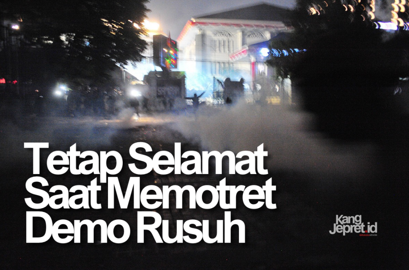 Saat memotret demo yang berujung rusuh tidak hanya diperlukan peralatan fotografi yang mumpuni, alat pengaman diri menjadi kebutuhan dasar untuk bisa survive. Foto ilustrasi: Kabut asap gas air mata mengepul saat aksi menolak revisi UU Pilkada oleh DPR RI berakhir rusuh di depan Gedung DPRD Jawa Barat, Bandung, Kamis (22/8/2024).  (KANGJEPRET.ID/YOGI ARDHI) (Kamera: Nikon D3, Lensa Nikkor AF 28/2.8 D).