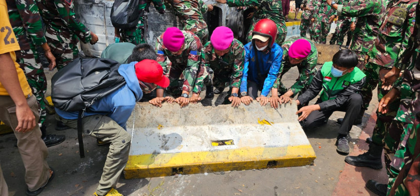 Aksi humanis prajurit TNI di tengah aksi massa Sumber:Foto: Puspen TNI
