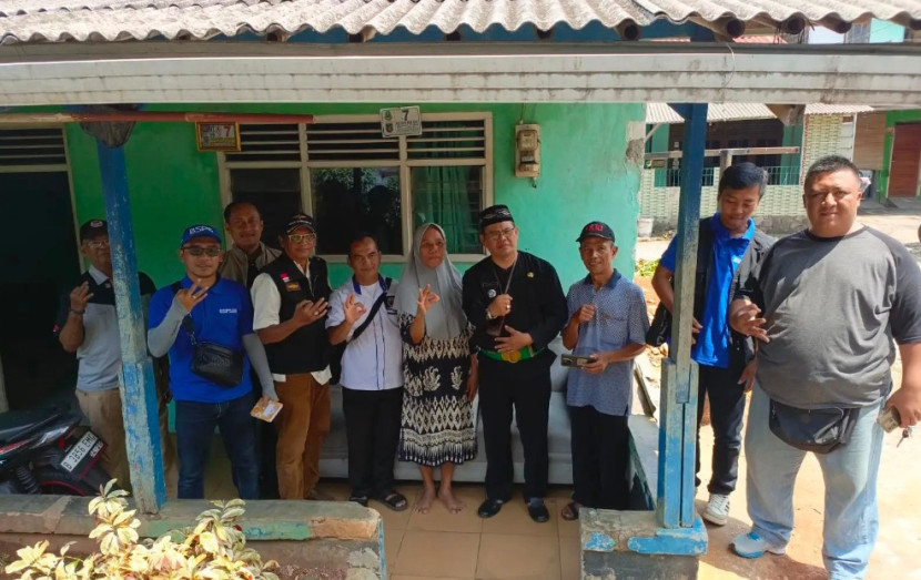 Lurah Jatijajar, Mujahidin bersama Perwakilan Kementrian PKP dan pengurus lingkungam setempat melakukan verifikasi lapangan terhadap Rumah Tidak Layah Huni di Kelurahan Jatijajar, Kamis (28/05/2025). (Foto: Dok Diskominfo Kota Depok)