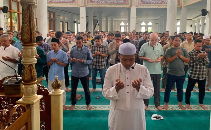 Shalat gaib untuk almarhum Affan Kurniawan, pengemudi ojek online (ojol) yang meninggal dunia akibat musibah kecelakaan tertabrak kendaraan taktis (rantis) Brimob. (Foto: Dok Humas Polrestro Depok)