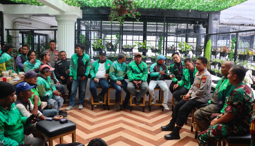 Kapolres Metro Depok Kombes Pol Abdul Waras bersama Dandim 0508/Depok, Iman Widhianto menggelar doa bersama dengan komunitas ojol di wilayah Pancoran Mas, Kota Depok. (Foto: Dok Humas Polres Depok)