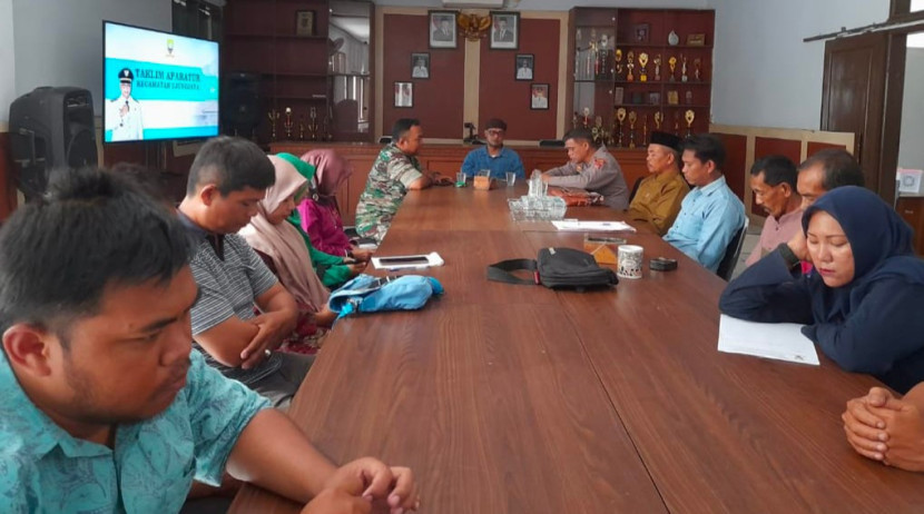 Forkopimcam Ujungjaya gelar pengajian rutin hari Jumat di ruang gedung Kecamatan Ujungjaya. (Foto: Dok Eko Widiantoro)