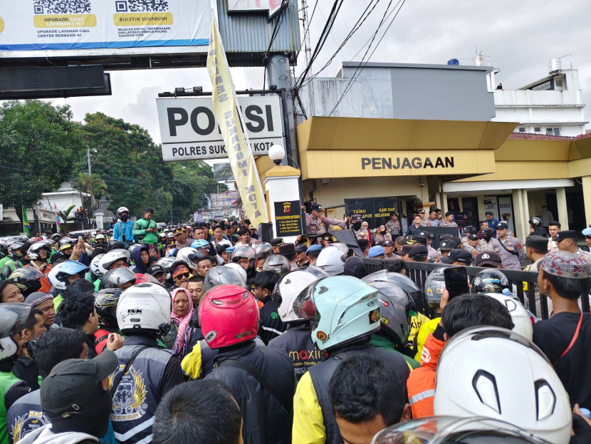 Massa driver ojol mendemo Mapolres Sukabumi Kota, Jumat (29/8/2025).