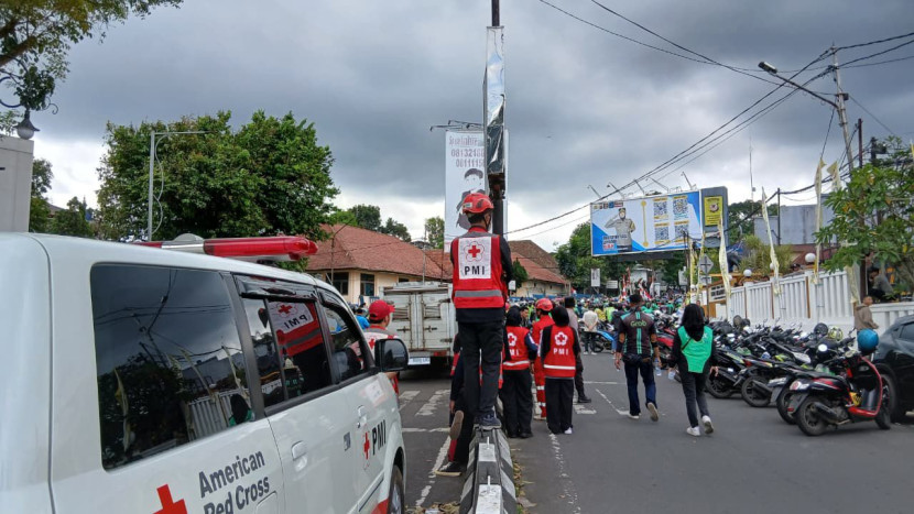 Petugas PMI Kota Sukabumi siaga di sekitar lokasi aksi driver ojol di Mapolres Sukabumi Kota, Jumat (29/8/2025).