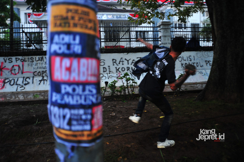 Pengunjuk rasa melemparkan batu ke arah Gedung DPRD Jawa Barat di sela unjuk rasa, Jumat (29/8/2025). Mereka memprotes kematian Affan Kurniawan penemudi ojol yang dilindas Kendaraan Taktis (Rantis) Brimob di Jakarta. (KANGJEPRET.ID/YOGI ARDHI) (Nikon D3, Nikkor 20mm/2.8 D).