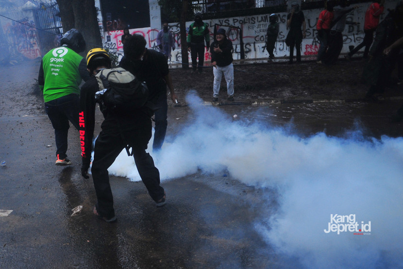 Massa pengunjuk rasa berusaha menetralkan tembakan gas air mata di depan Gedung DPRD Jawa Barat, Jumat (29/8/2025). (KANGJEPRET.ID/YOGI ARDHI) (Nikon D3, Nikkor 20mm/2.8 D).