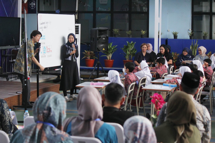 Sensei Takasi Marimoto menyampaikan materi saat ASEAN Practice Exchange Open Lesson, di Aula SMP Alfa Centauri, Kota Bandung, Jumat (29/8/2025). Foto: Edi Yusuf