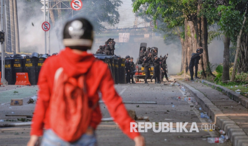 Personel Brimob mencoba membubarkan pengunjuk rasa di depan Markas Komando Brimob Polda Metro Jaya, Kwitang, Jakarta, Jumat (29/8/2025). Foto: REPUBLIKA