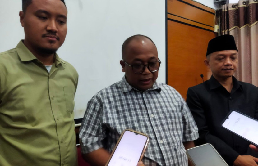 Ketua Komisi II DPRD Majalengka Dasim paparkan tujuan aspirator di depan awak media. (Foto: Dok Eko Widiantoro)