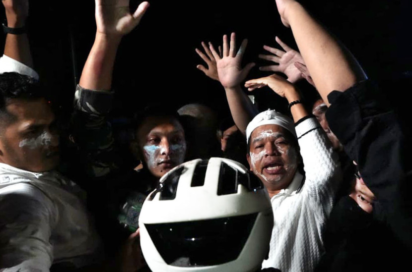 Gubernur Jawa Barat Dedi Mulyadi menemui massa aksi, saat aksi besar-besaran di halaman DPRD Jabar, Jumat (29/8/2025) malam. Foto: Biro Adpim Jabar