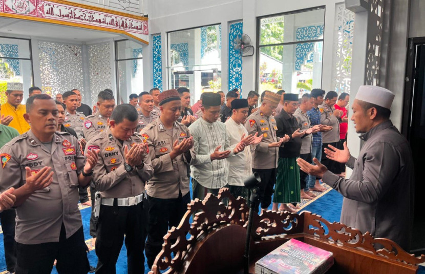 Kapolres Garut dan masyarakat gelar salat gaib dan do,a bersama untuk almarhum Affan Kurniawan. (Foto : Dok. Humas Polres Garut)