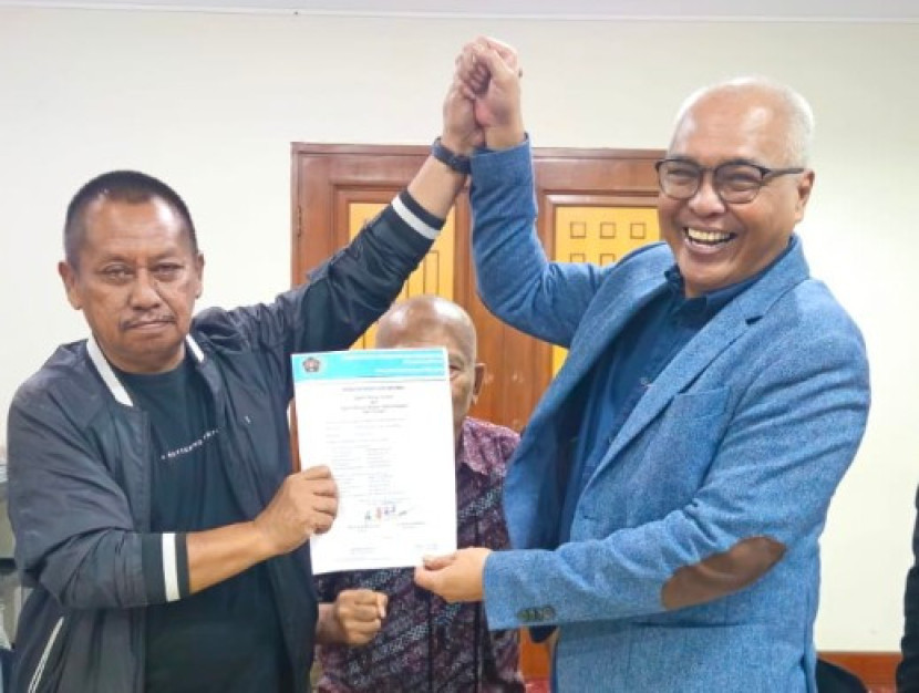 Ahmad Munir (kiri) yang merupakan Direktur Kantor Berita Antara terpilih sebagai Ketum PWI Pusat untuk periode 2025-2030. (Foto: Dok RUZKA INDONESIA)