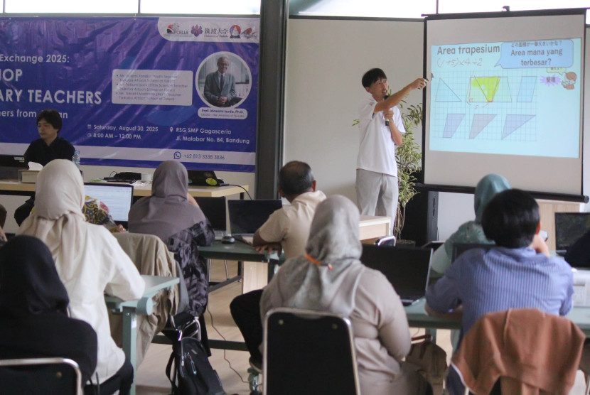 Sensei Hidemi Tanaka menyampaikan materi saat kegiatan The 4th Practice Asian Exchange 2025 bertajuk STEM Workshop for Secondary Teachers, di RSG Gagasceria, Kota Bandung, Kota Bandung, Sabtu (30/8/2025). Foto: Edi Yusuf
