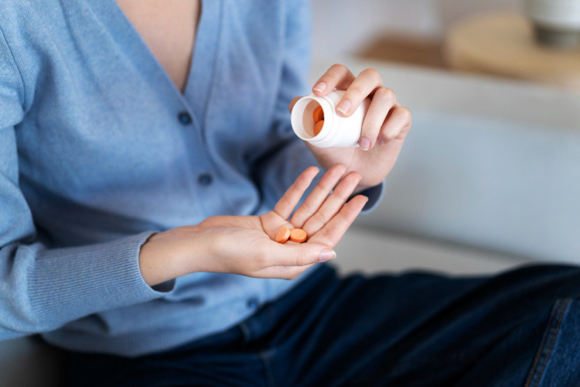Minum obat (ilustrasi) Sumber:Freepik
