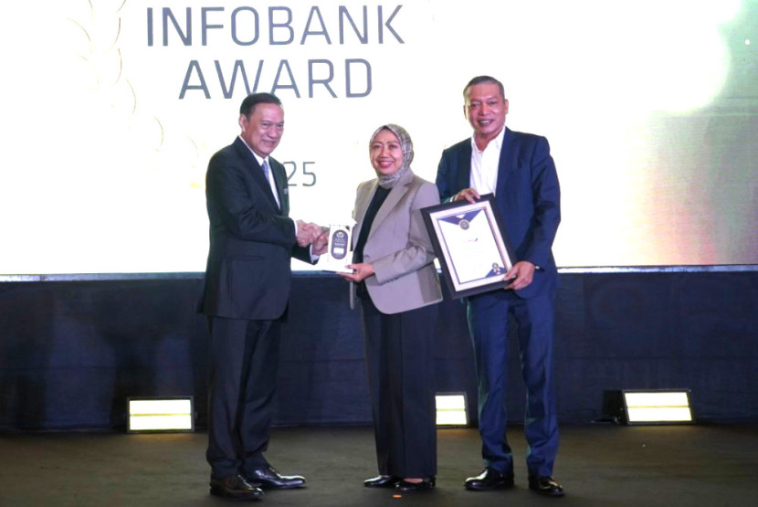 Direktur Kepatuhan Bank Jatim, Umi Rodiyah (tengah) menerima penghargaan Infobank Award 2025