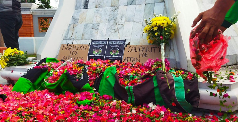 Ojol Majalengka tabur bunga untuk Affan di bawah Tugu Juang . (Foto: Dok Eko Widiantoro)