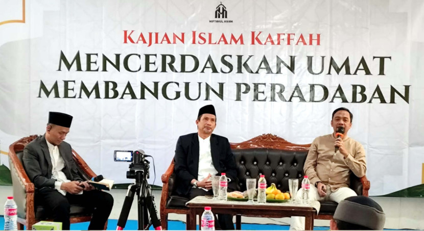 Kajian Islam Kaffah bertema Menyempurnakan Kemerdekaan dengan Ideologi Islam, berlangsung di Gedung PGRI Kota Depok, Ahad (31/08/2025) pagi, menampilkan pembicara Pembina Majelis Sabilun Nahdhah Farhan Suchail dan Direktur Eksekutif Program Tahfizh Leadership Agus Susilo yang dipandu host Deby Mardiansah. (Foto: Dok RUZKA INDONESIA)
