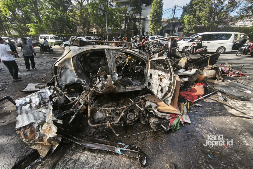 Bangkai mobil dan sepeda motor terongok di depan  Gedung DPRD Jabar di Jalan Diponegoro, Bandung, Sabtu (30/8/2025). Aksi demo massa sehari sebelumnya membakar berbagai benda di gerbang gedung wakil rakyat ini. (KANGJEPRET.ID/YOGI ARDHI) (Kamera: Xiaomi 14T). 