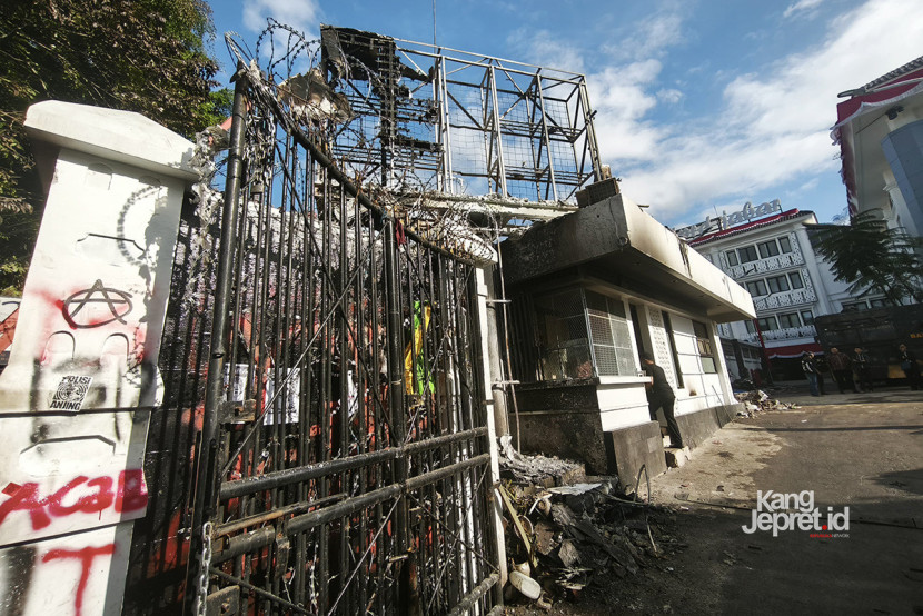 Rangka videotron yang tersisa di atas pos penjagaan Gedung DPRD Jabar di Jalan Diponegoro, Bandung, Sabtu (30/8/2025). Aksi demo massa sehari sebelumnya membakar berbagai benda di gerbang gedung wakil rakyat ini. (KANGJEPRET.ID/YOGI ARDHI) (Kamera: Xiaomi 14T). 