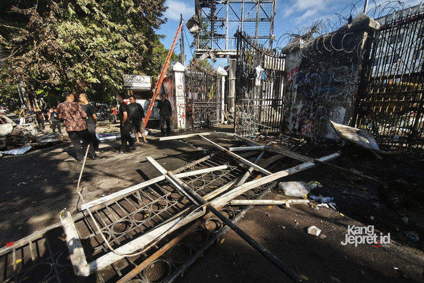 Puing-puing pagar terongok di depan Gedung DPRD Jabar di Jalan Diponegoro, Bandung, Sabtu (30/8/2025). Aksi demo massa sehari sebelumnya membakar berbagai benda di gerbang gedung wakil rakyat ini. (KANGJEPRET.ID/YOGI ARDHI) (Kamera: Xiaomi 14T). 