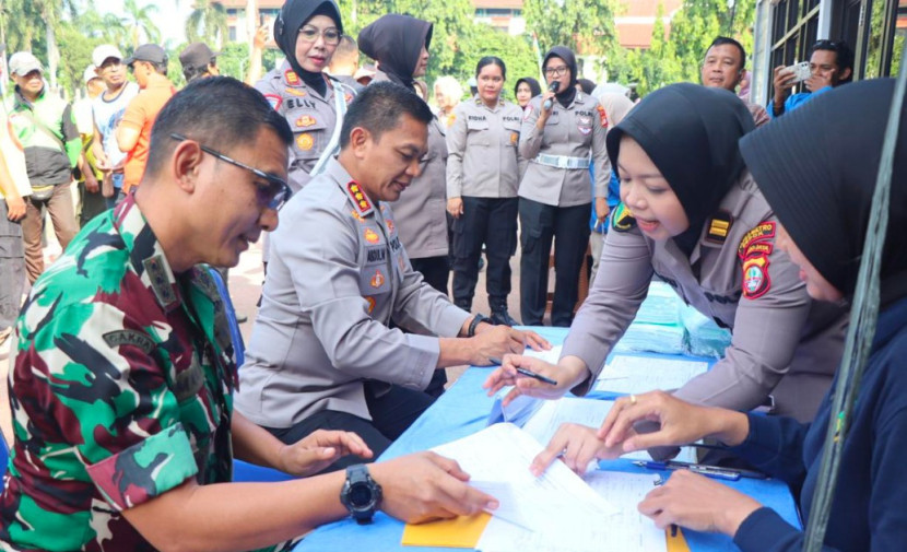 Kapolres Depok, Kombes Abdul Waras (kanan) dan Dandim Depok, Kolonel Iman Widhiarto (kiri) mendaftar jadi peserta donor darah. (Foto: Dok Humas Polrestro Depok)