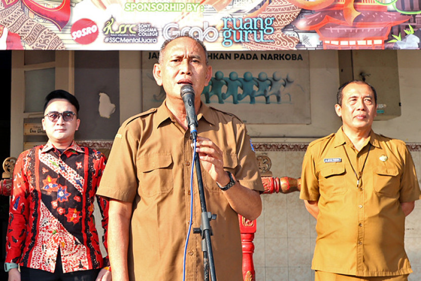 Kepala Dinas Pendidikan Kota Surabaya, Yusuf Masruh (tengah).