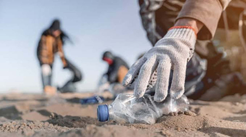 Melalui model ekonomi sirkular inovatif milik Plastic Bank, para pengumpul lokal diberdayakan untuk mengubah plastik bekas menjadi sumber daya berharga yang memperkuat mata pencaharian, meningkatkan ketahanan, serta melindungi lingkungan. (Foto: Dok RUZKA INDONESIA)