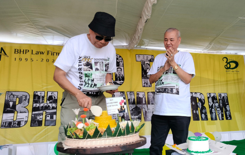 Bambang Hariyanto memotong tumpeng disaksikan Chairul S Matdiah yang pernah bergabung bersama di kantor hukum Bambang Hariyanto dan Rekan. (FOTO: Maspril Aries)