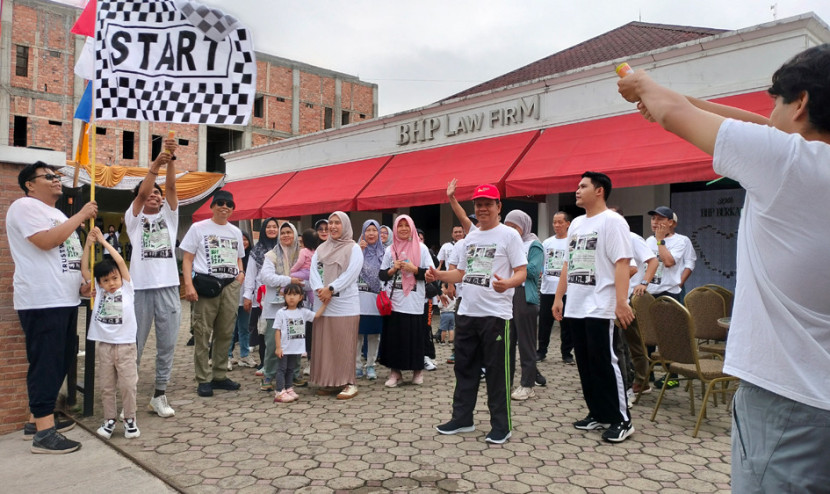 BHP Law Firm merayakan usianya yang ke-30 dengan jalan santai yang diikuti keluarga alumni BHP Law Firm. (FOTO: Maspril Aries)