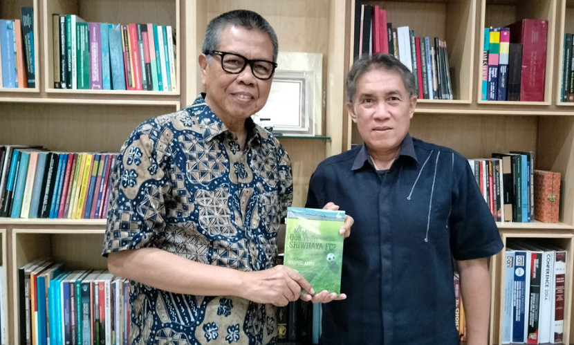 Bambang Hariyanto (kiri) advokat pendiri BHP Law Firm bersama wartawan Kingdomsriwijaya.id. (FOTO: Aina RA).