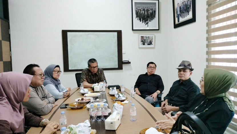 Bambang Hariyanto (keempat dari kiri) berdiskusi bersama para advokat senior di Sumsel. (FOTO: Maspril Aries) 