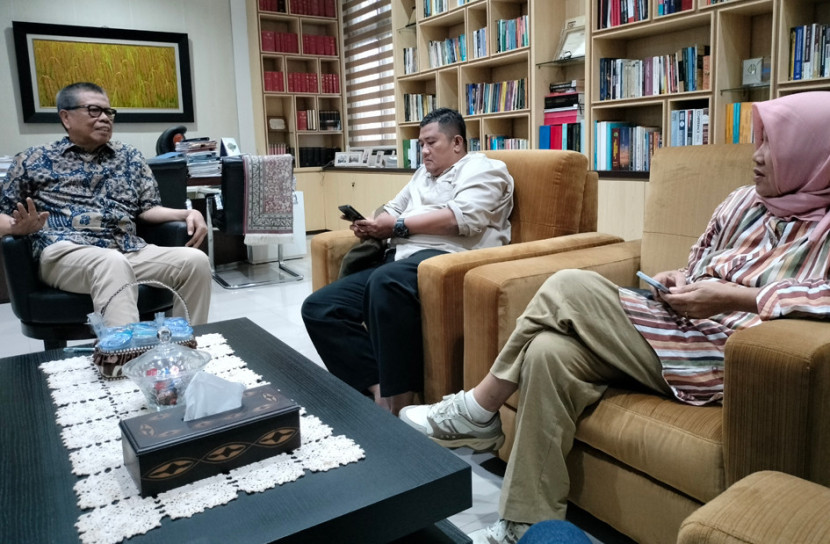 Bambang Hariyanto (kiri) saat diwawancarai wartawan di kantornya. (FOTO: Maspril Aries)