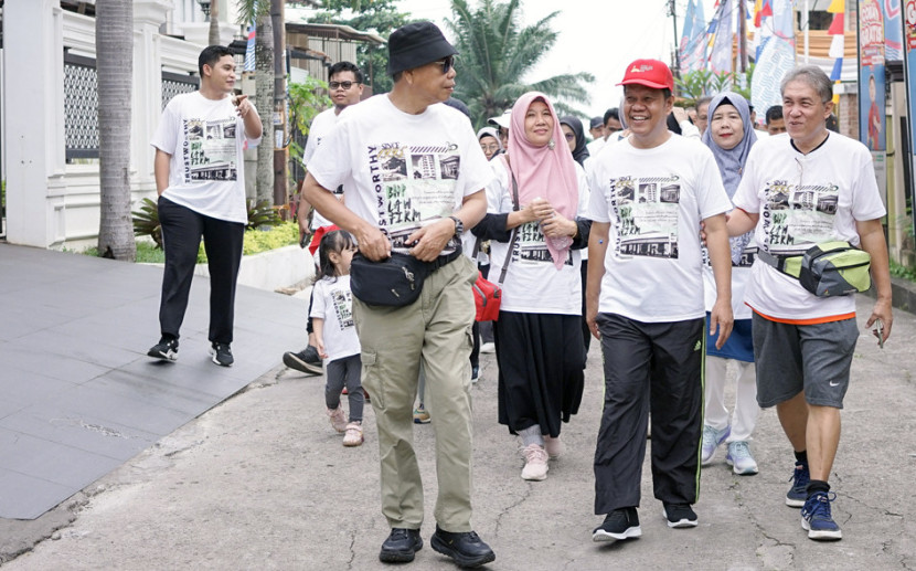 Bambang Hariyanto (kedua dari kiri) bersamapara peserta jalan santai merayakan 30 Tahun kantor hukum BHP Law Firm, Ahad (31/8). (FOTO: Dok. BHP)