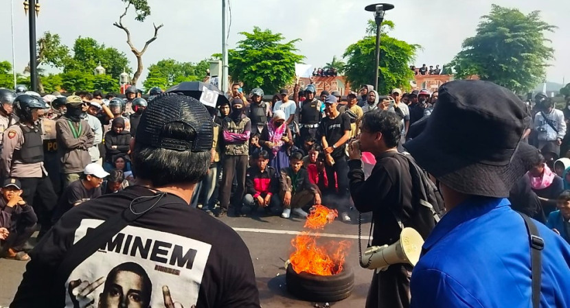 Unjuk rasa di depan Gedung DPRD Majalengka, Jalan KH Abdul Halim, Senin (01/09/2025). (Foto: Dok Widiantoro)