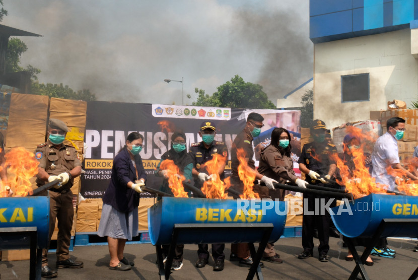 Bea Cukai Bekasi memusnahkan barang ilegal hasil penindakan di bidang kepabeanan dan cukai senilai Rp 7,8 miliar. (Dok Bea Cukai)