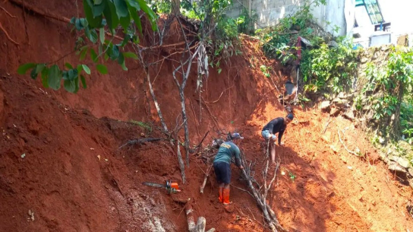 Satgas Dinas PUPR Kota Depok tangani longsor di Kali Jantung, RT 02 RW 22, Kelurahan Abadijaya, Kecamatan Sukmajaya, Senin (01/09/2025). (Foto: Dok Diskominfo Kota Depok)